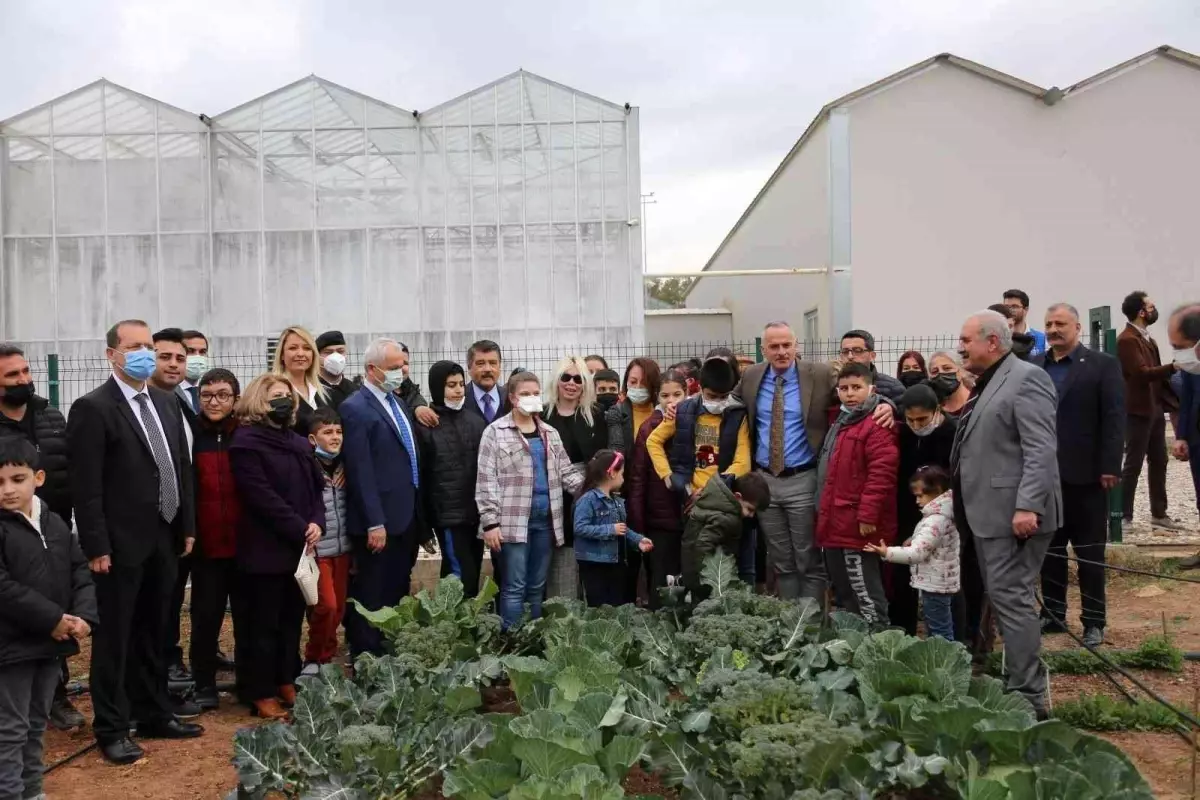 Otizmli çocuklar ektikleri ürünlerin hasadını yaptı