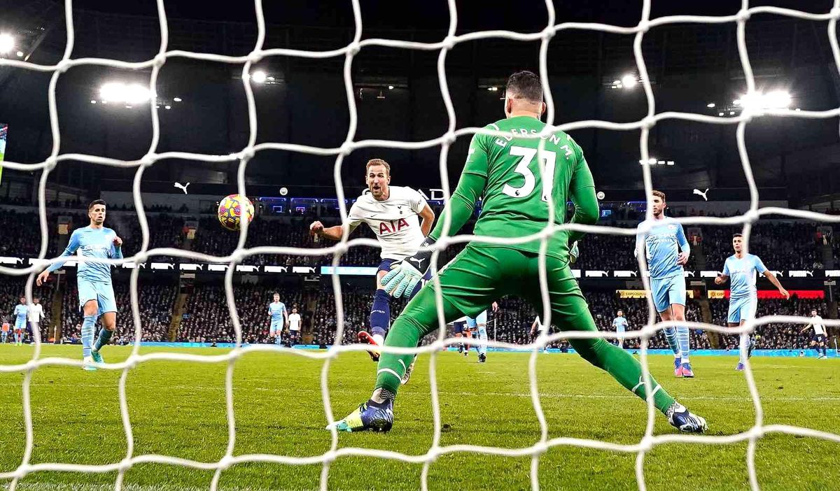 Premier Lig\'de liderlik yarışı kızışıyor