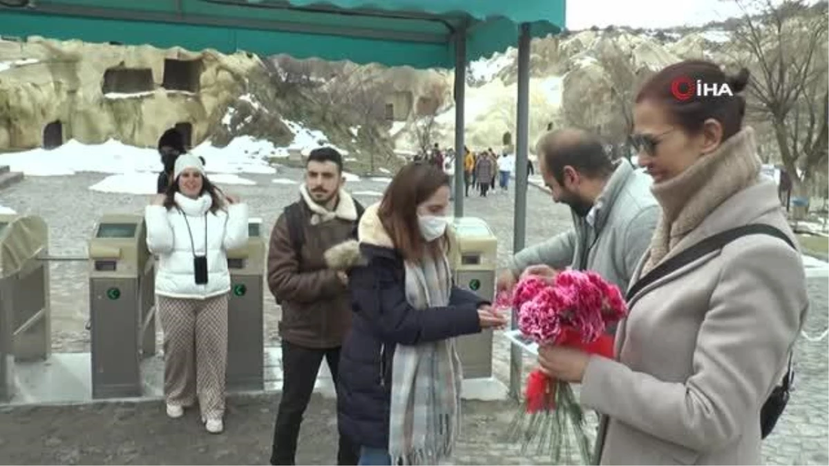 Rehberler, turistleri çiçeklerle karşıladı