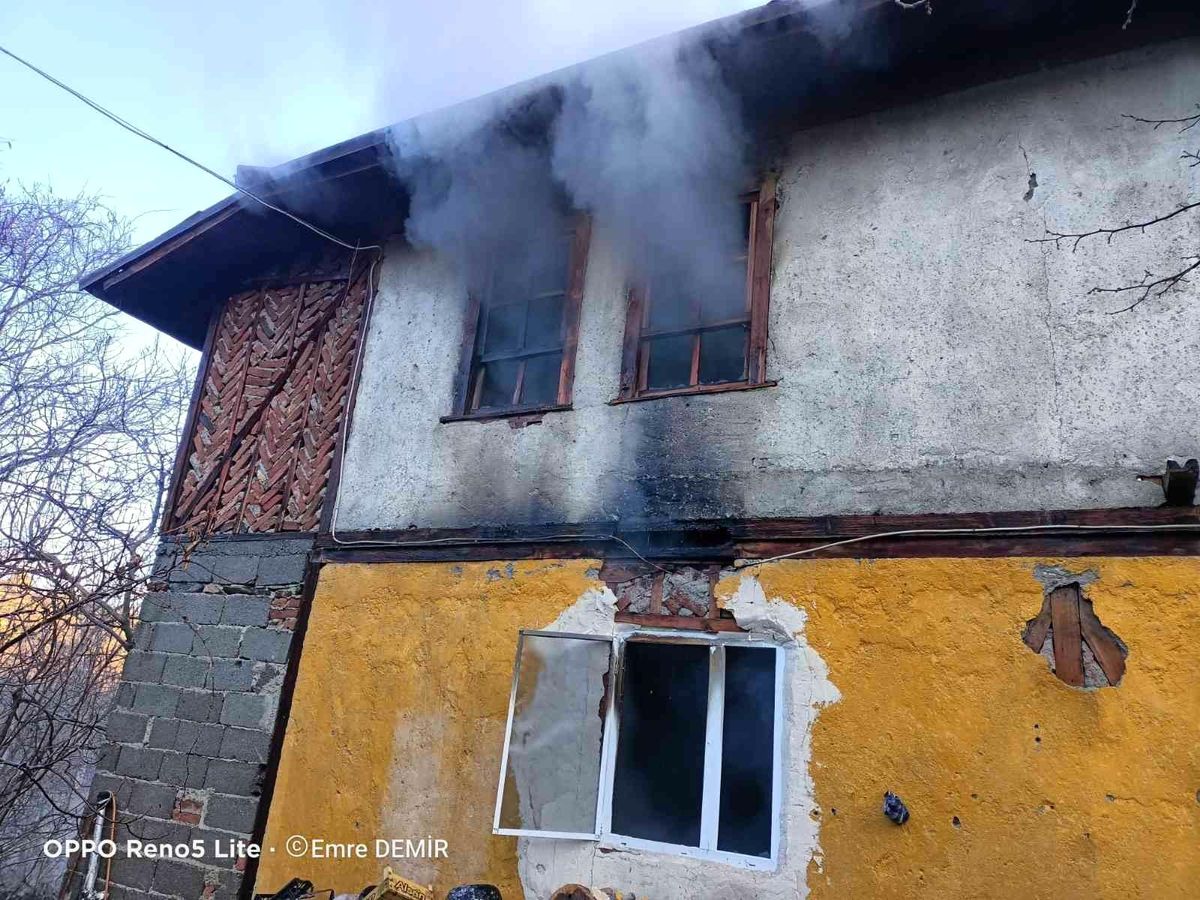 Son dakika haberleri... Sobadan çıkan yangın 2 katlı evi yaktı
