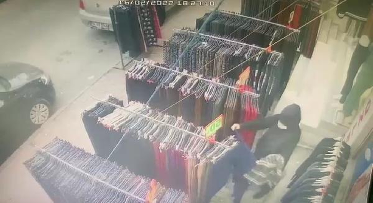 Hırsızlık değil, adeta film sahnesi! Hareket halindeki araçtan hırsızı çekti ama...