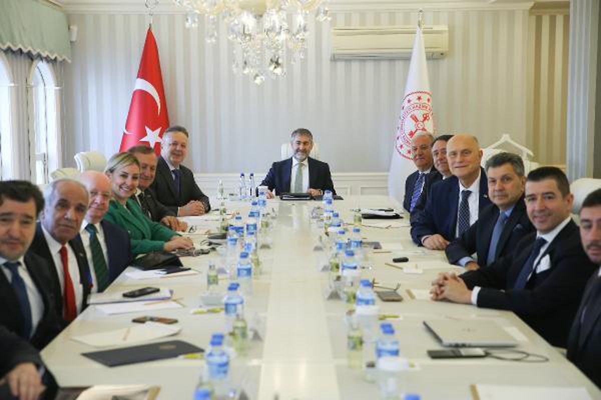 TİM Başkanı İsmail Gülle ve yönetimi Hazine ve Maliye Bakanı Nureddin Nebati\'yi ziyaret etti