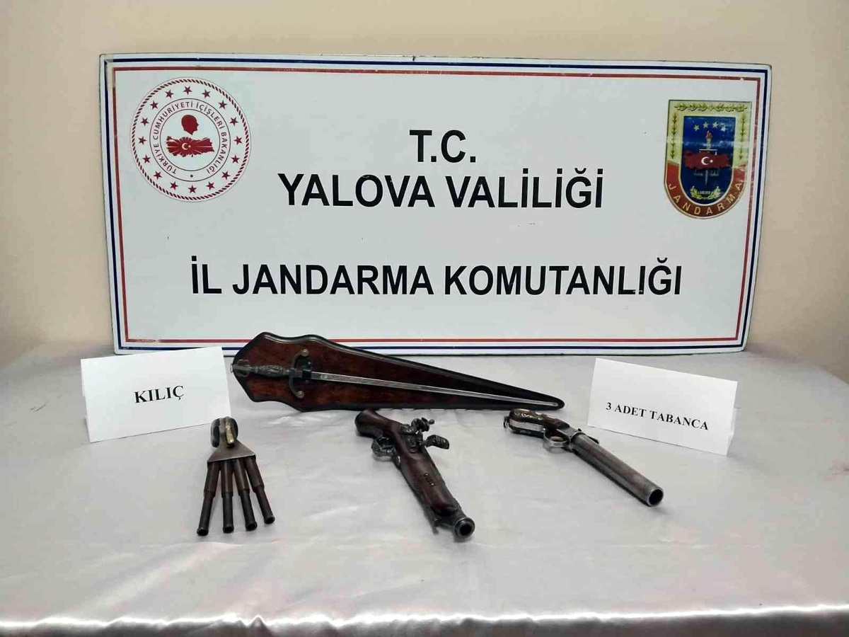Yalova\'da tarihi tabanca ve kılıç ele geçirildi