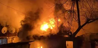 Ateşhir'de yaşlı kadının yaşadığı gecekondu alevlere teslim oldu