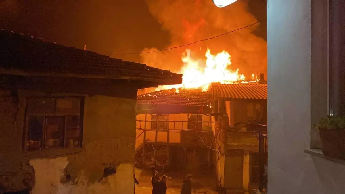 BALIKESİR - Yangında iki ev kullanılamaz hale geldi