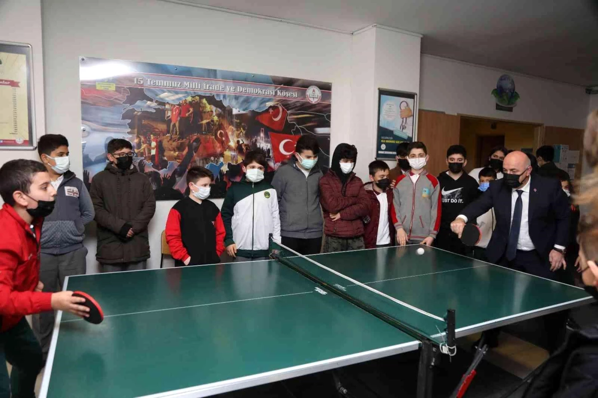 Başkan Bıyık, öğrencilerle masa tenisi oynadı