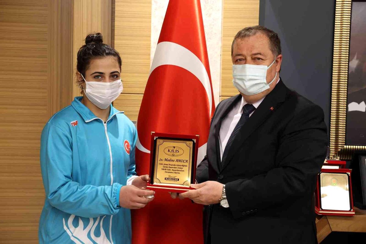 Başkan Ramazan\'dan, Türkiye şampiyonu Amoca\'ya plaket