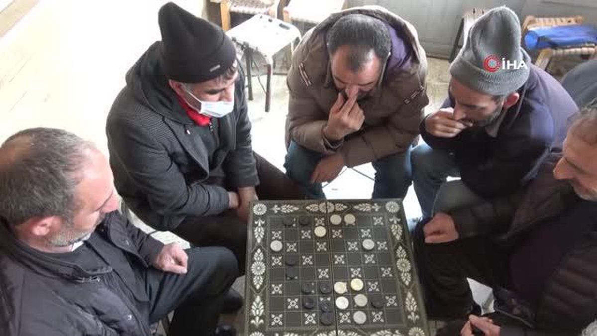 Bingöl'de müdavimleri 'Dama'dan vazgeçmiyor