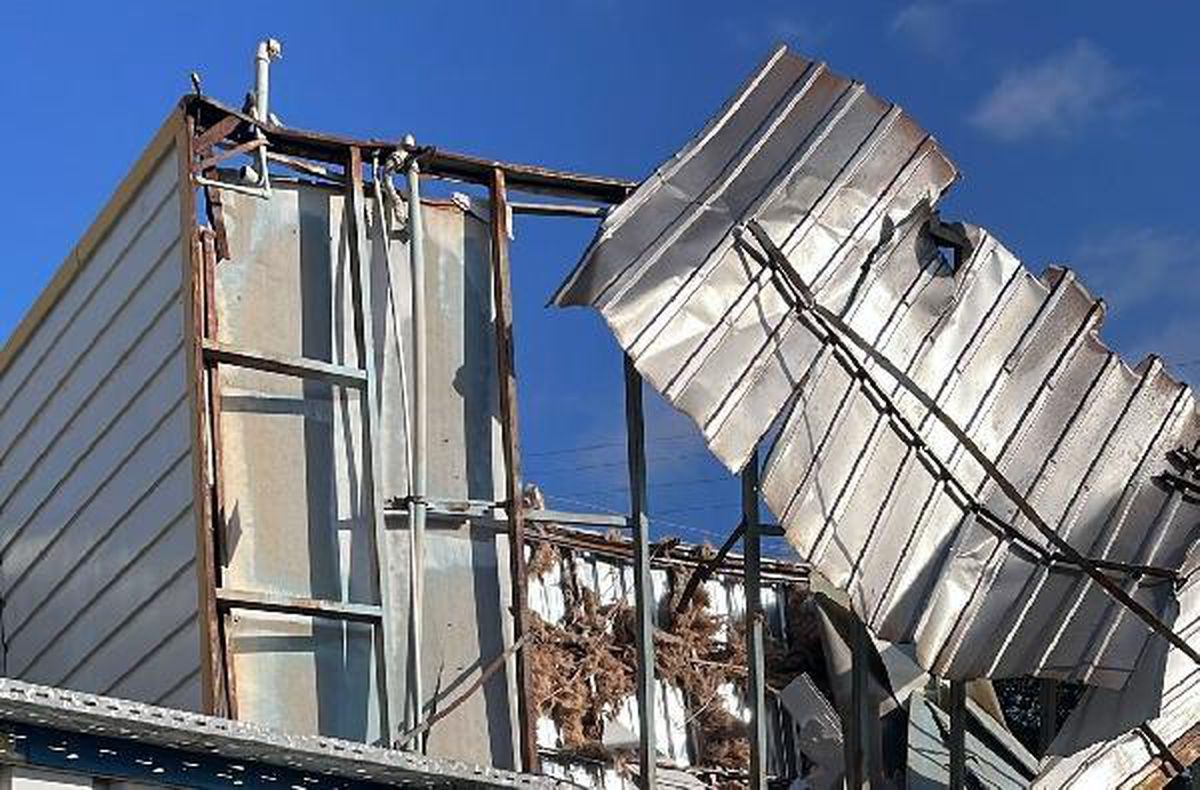 Bodrum\'da çıkan hortumda elektrik telleri koptu