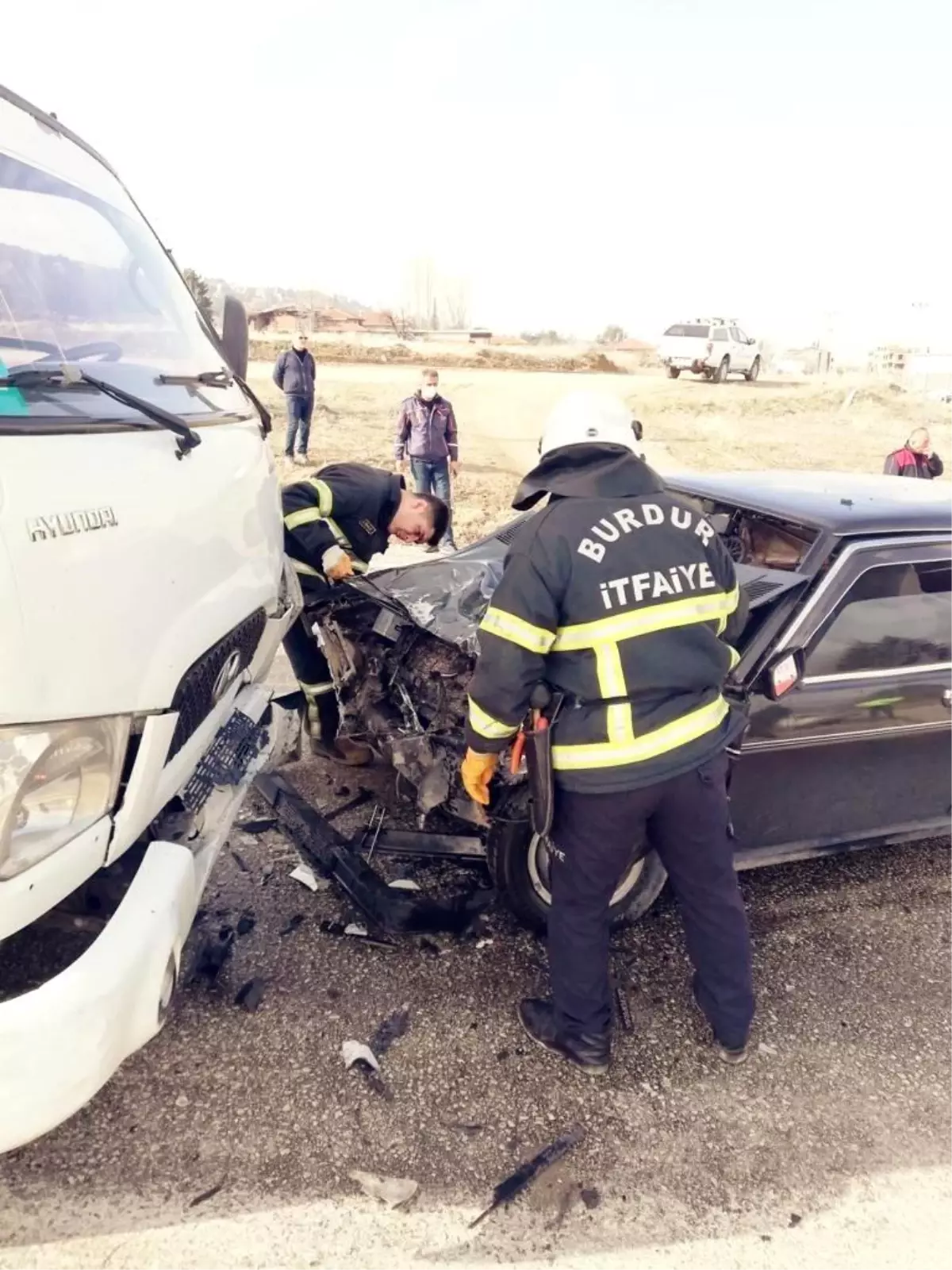 Burdur\'da kamyonet ile otomobil kafa kafaya çarpıştı: 1 ağır,3 yaralı