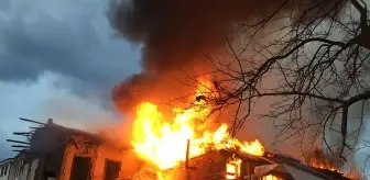 Bursa'da biri metruk 4 ev yandı