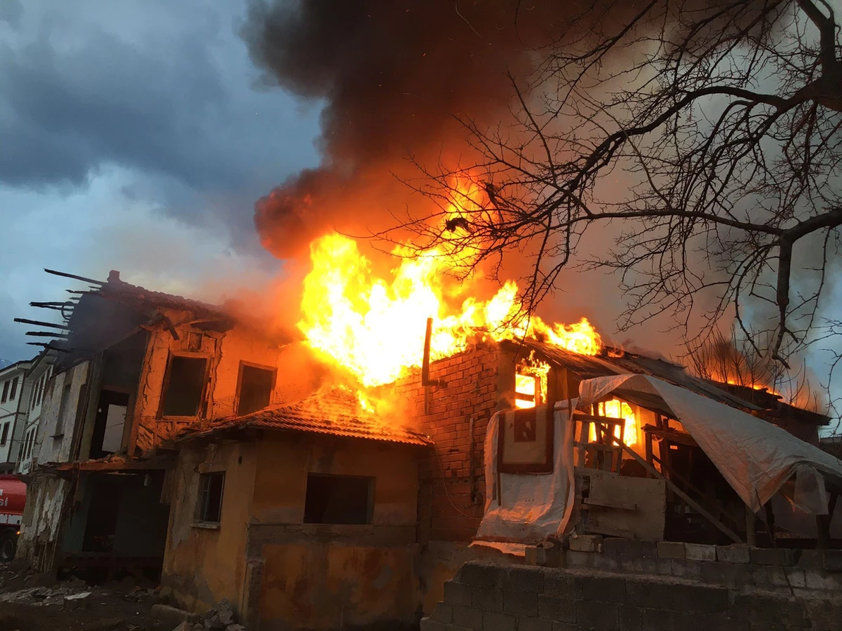 Bursa\'da biri metruk 4 ev yandı
