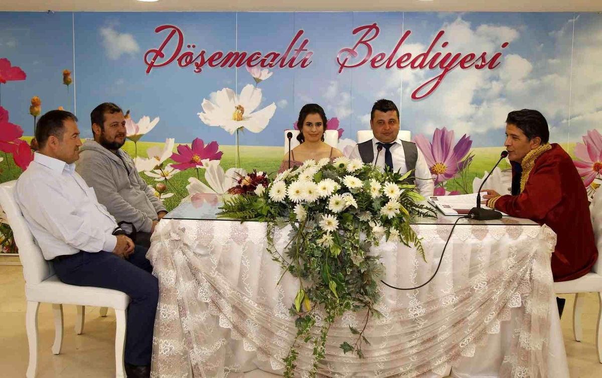 Döşemealtı Nikah Dairesi\'nde özel gün yoğunluğu