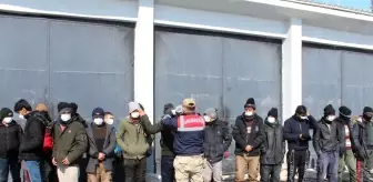 'Dur' ihtarına uymayan iki minibüste 107 düzensiz göçmen yakalandı