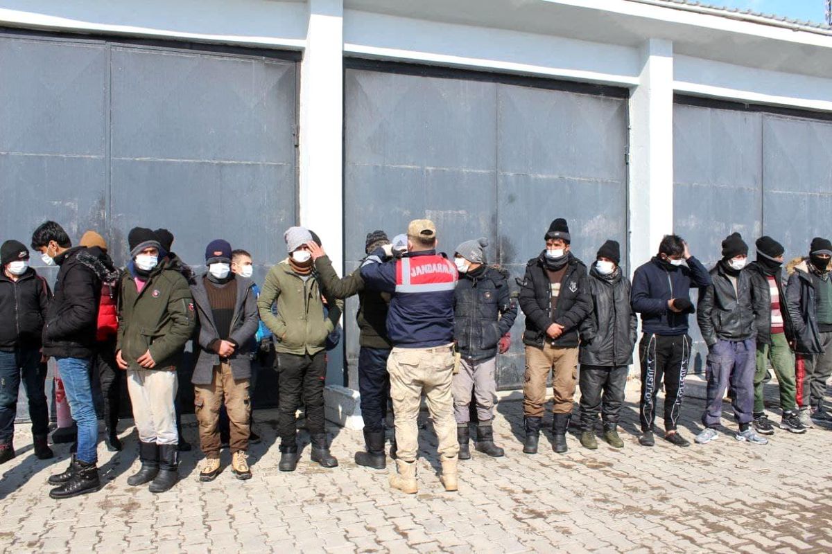 'Dur' ihtarına uymayan iki minibüste 107 düzensiz göçmen yakalandı