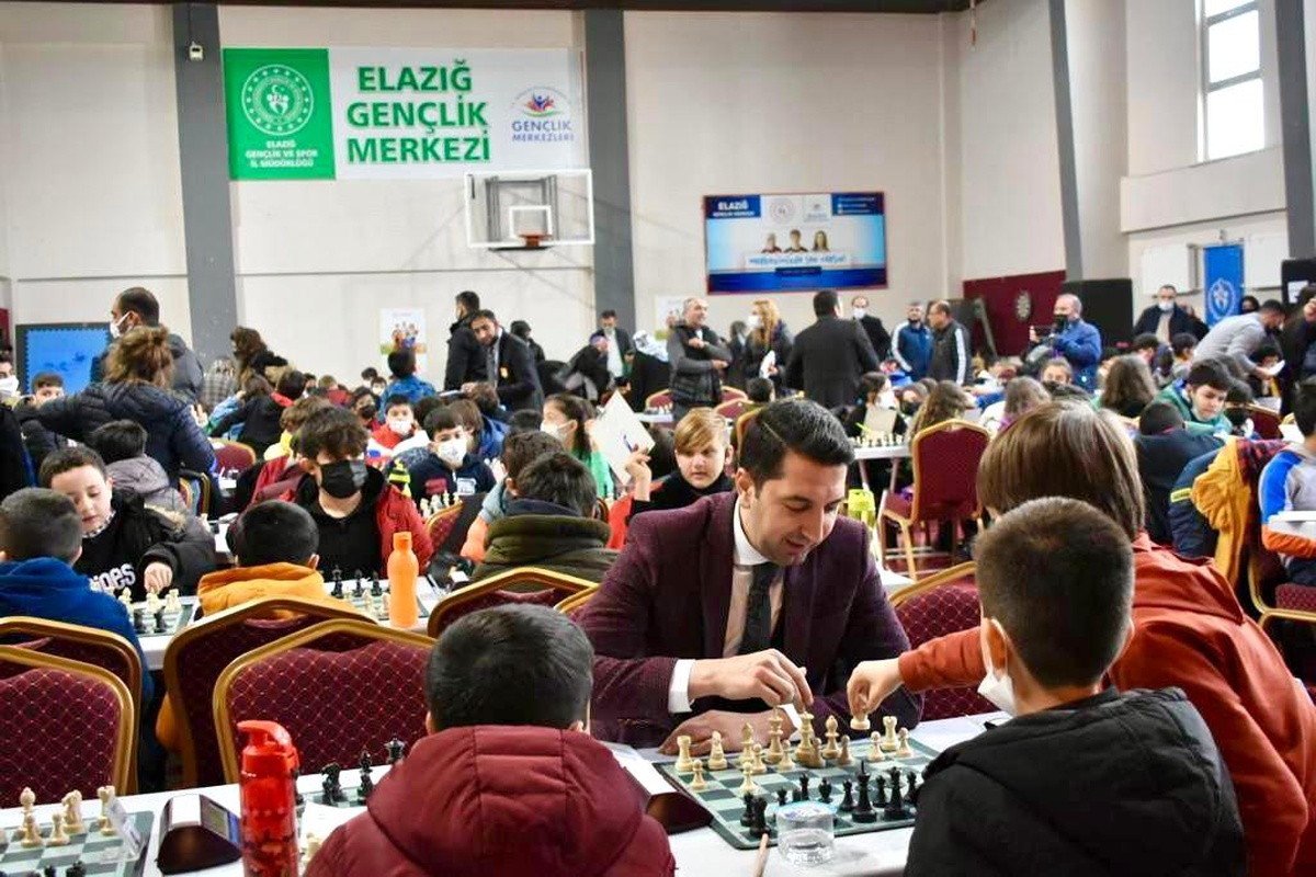 Elazığ\'da 480 sporcunun katılımıyla satranç turnuvası başladı