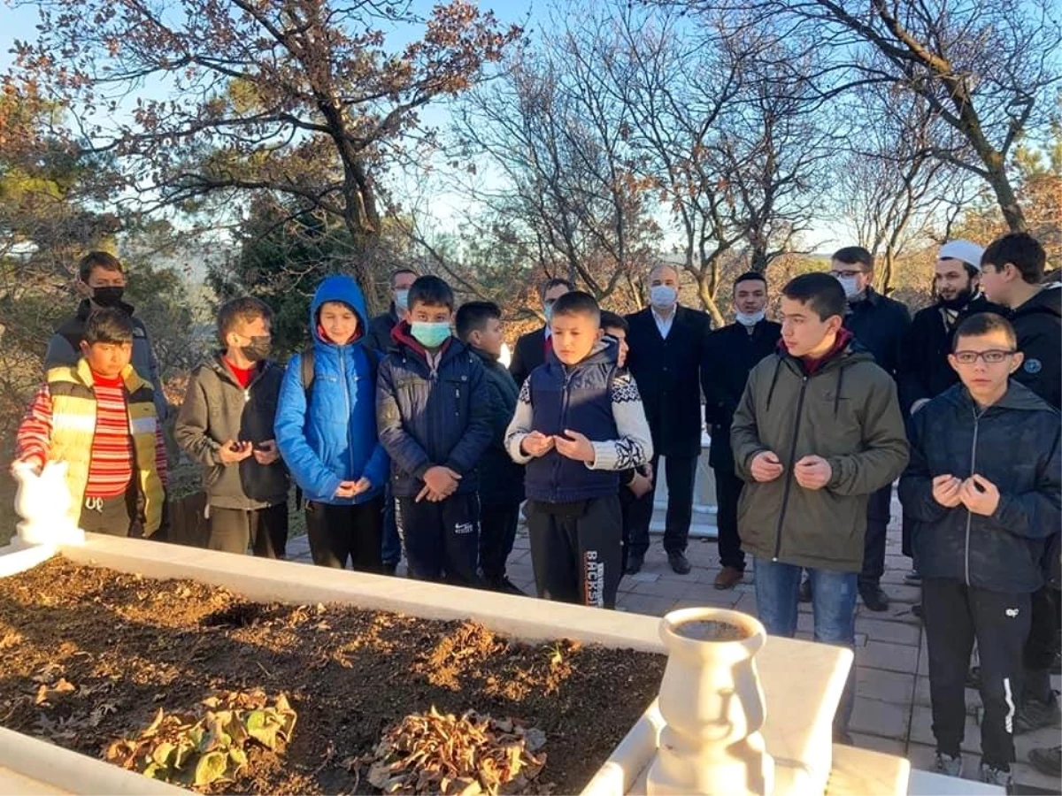 Havran\'da sabah namazı cemaati Seyit Onbaşının mezarını ziyaret etti