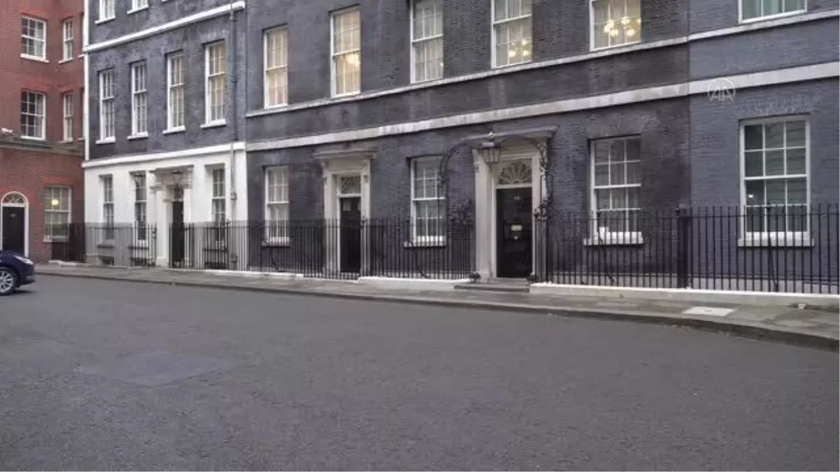 İngiltere Başbakanı Johnson, Rusya'ya yönelik yaptırımların ilk bölümünü açıklamak üzere '10 Numara'dan ayrıldı