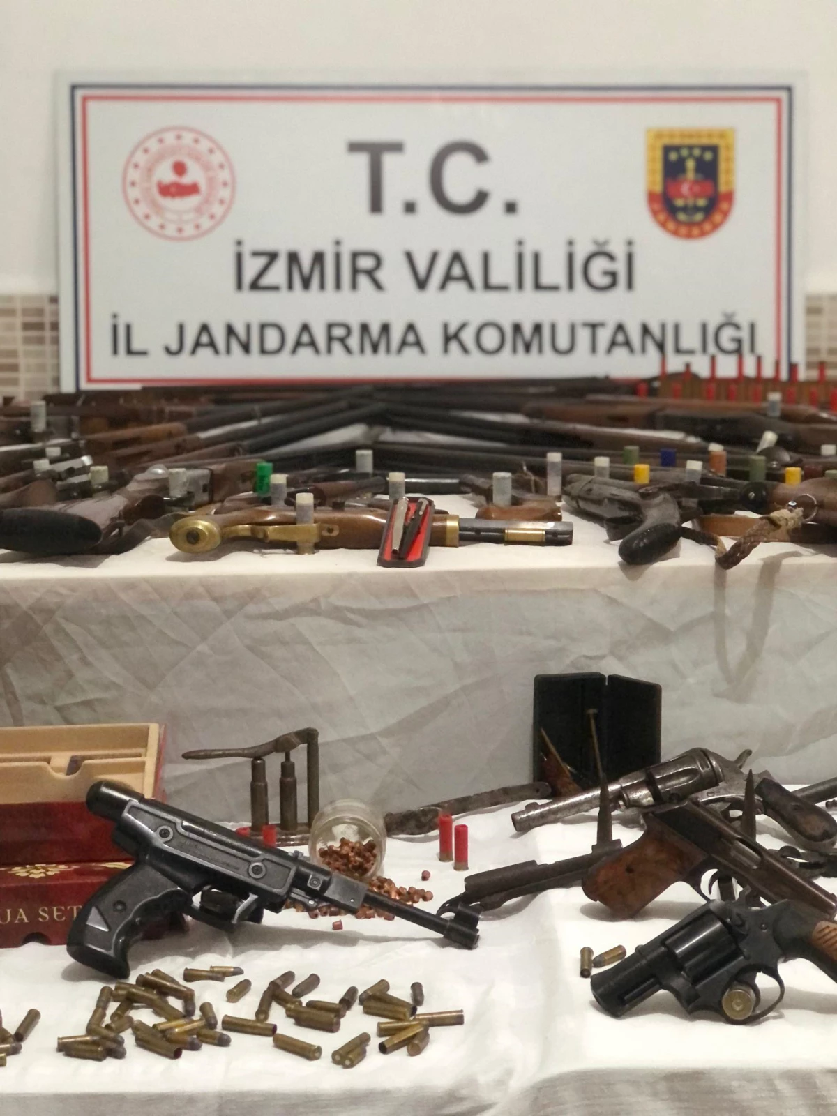 Son dakika haber... İzmir\'de bir evde çok sayıda silahla FETÖ yayınları ele geçirildi