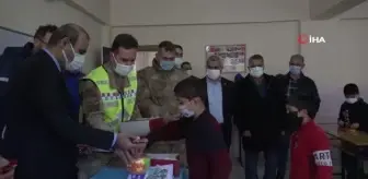 Jandarma ekiplerinden köy okullarında eğitim gören çocuklara hediye