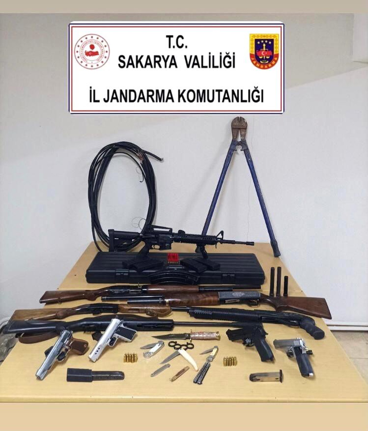 Kablo hırsızının evinden silah deposu çıktı