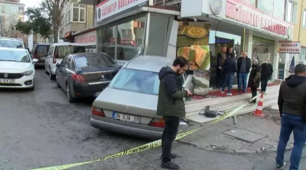 Kartal'da polisten kaçan şüphelilerin bulunduğu otomobil iş yerine çarptı