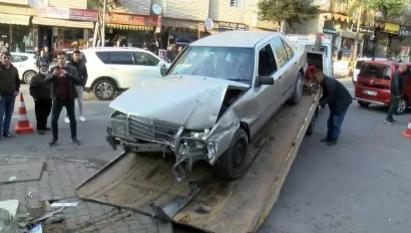 Kartal'da polisten kaçan şüphelilerin bulunduğu otomobil iş yerine çarptı