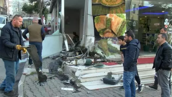 Kartal'da polisten kaçan şüphelilerin bulunduğu otomobil iş yerine çarptı