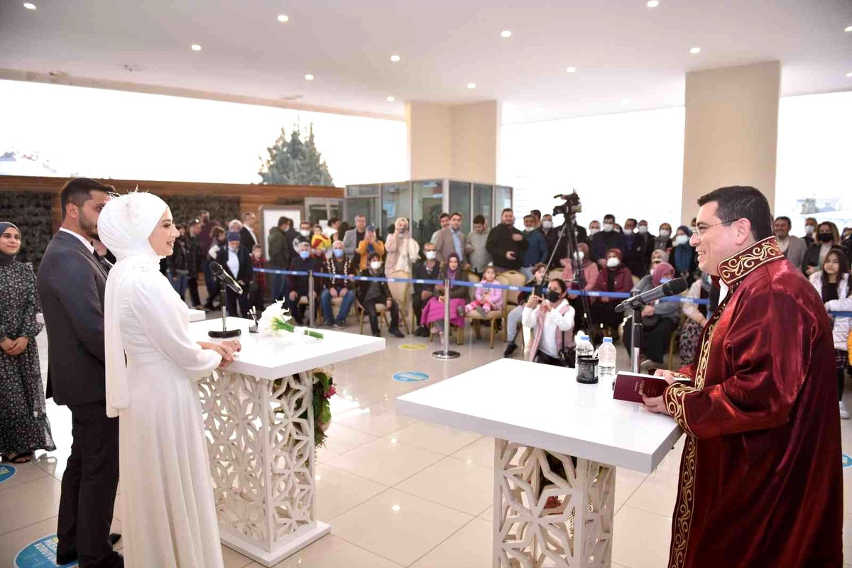 Kepez\'de 22.02.2022 nikah yoğunluğu