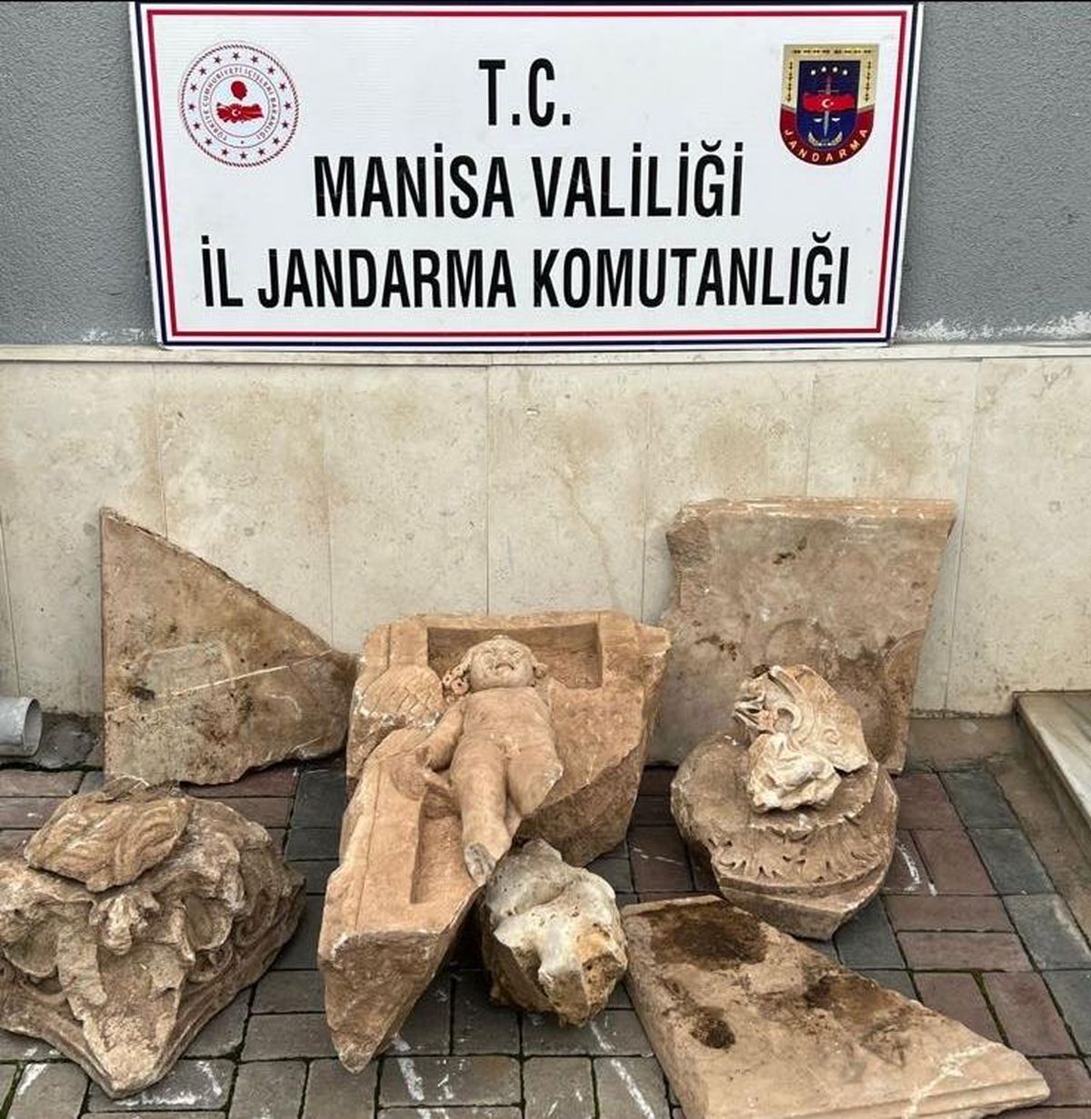 Manisa\'da bir evde Roma dönemine ait kabartma ele geçirildi