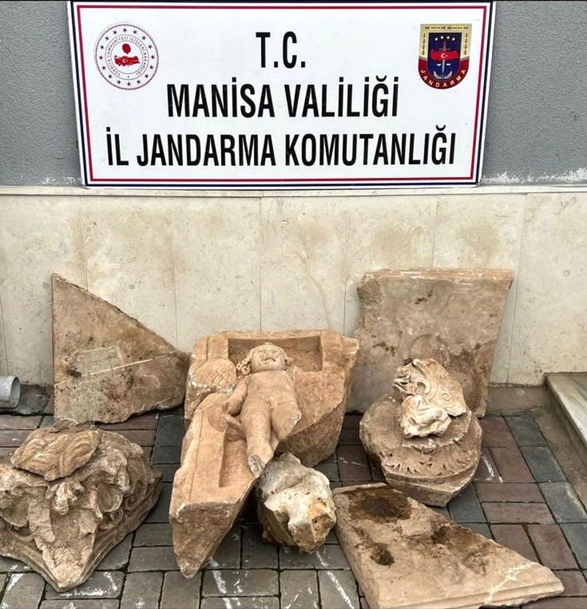 Manisa\'da Roma dönemine ait Eros Bebek heykeli ele geçirildi