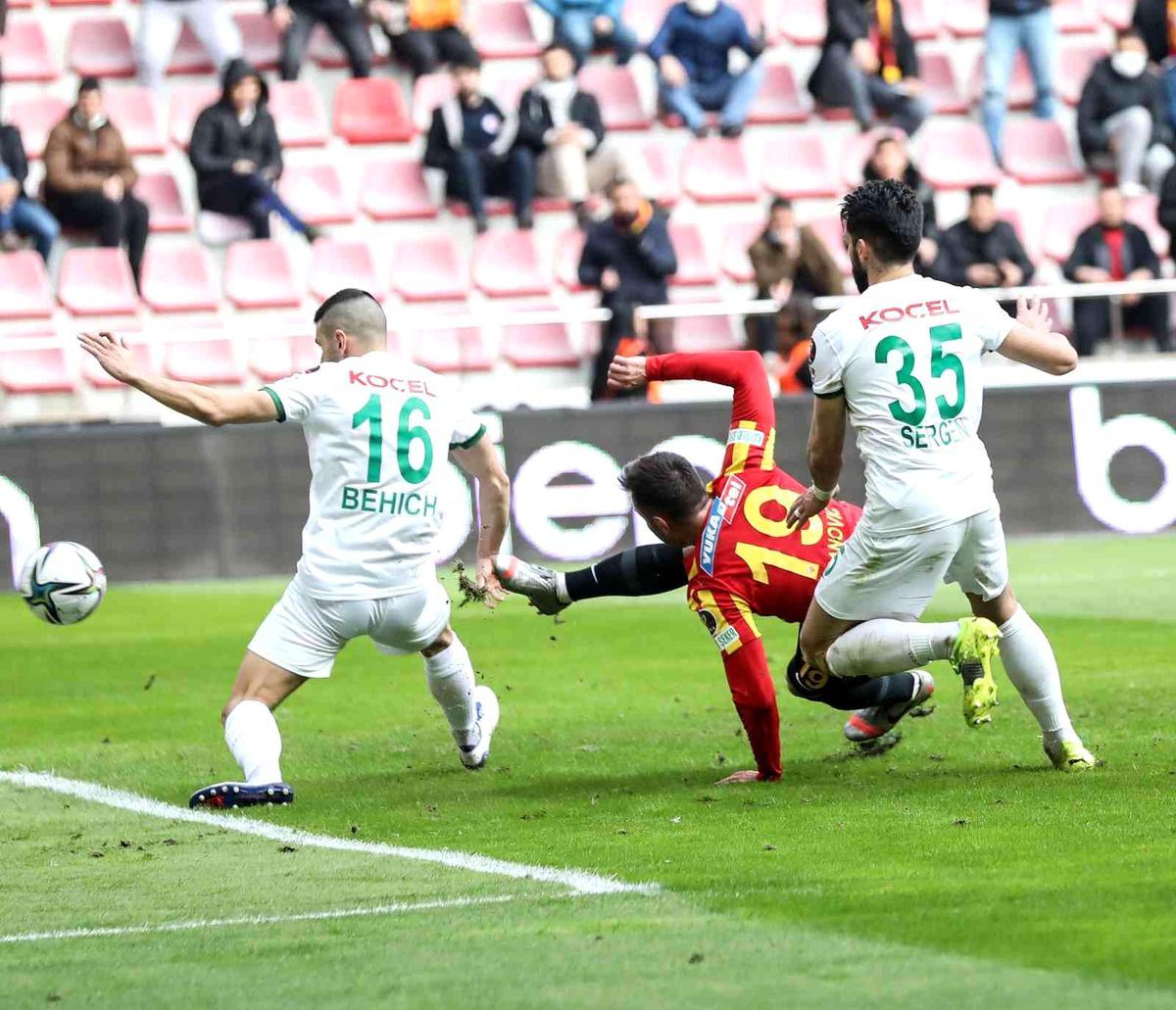 Mario Gavranovic 8. golünü attı
