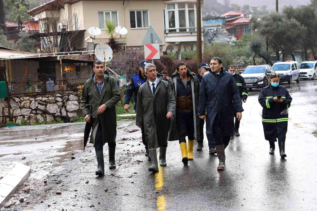 Marmaris Belediyesi, sağanak yağışla birlikte yaşanan olumsuzluklara anında müdahale etti