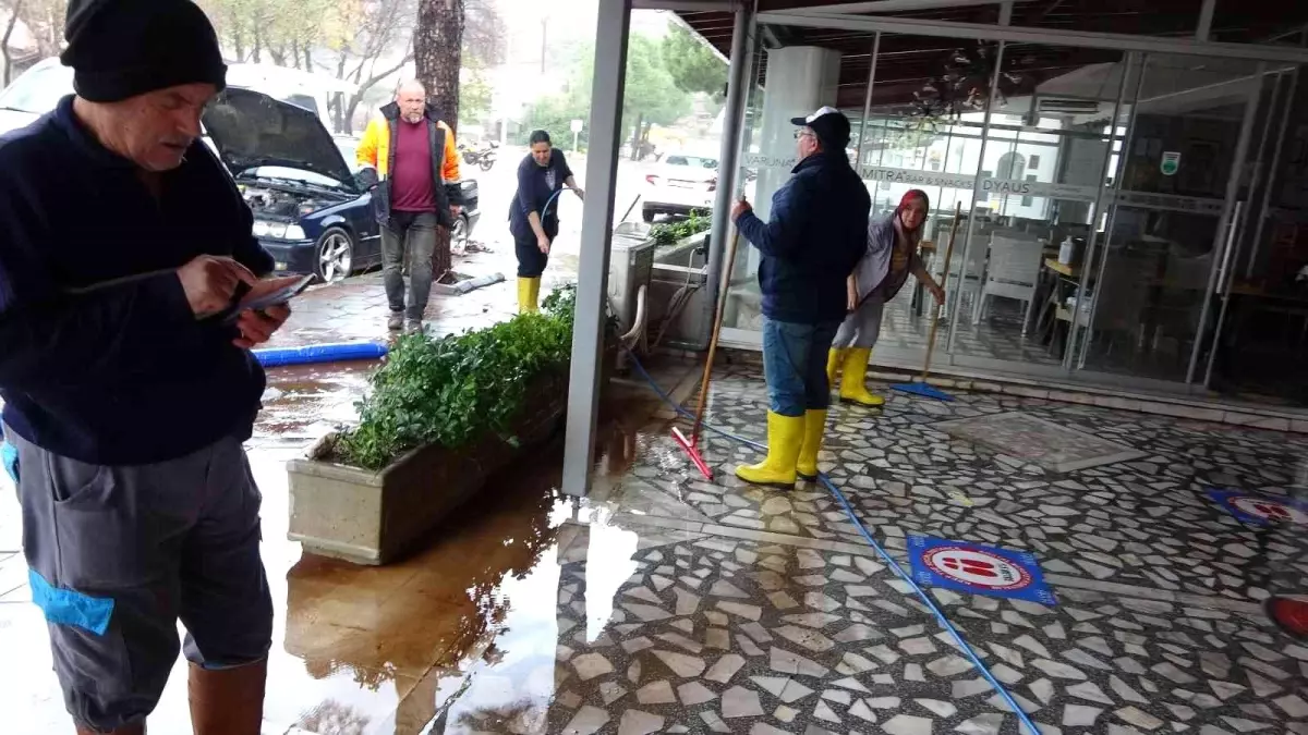 Son dakika! Marmaris\'te evleri basan sel suları tahliye ediliyor