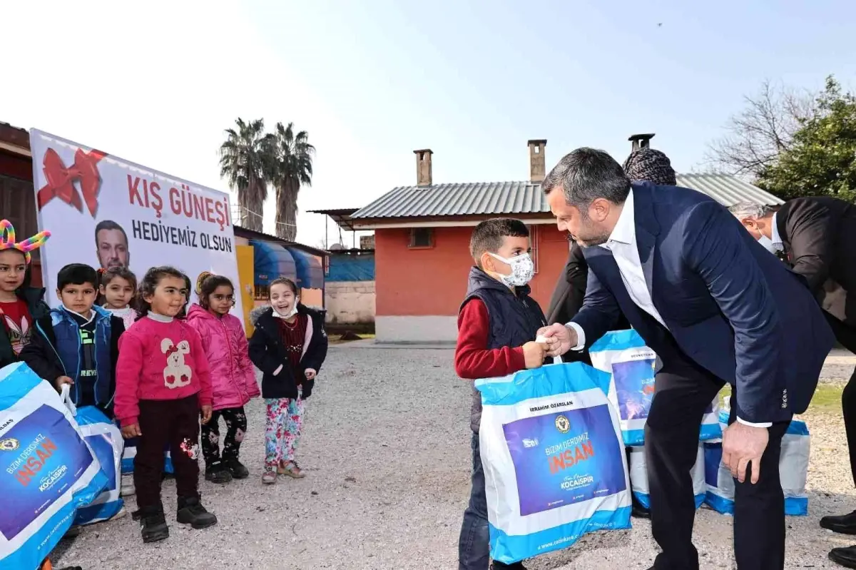 Yüreğir Belediyesinden öğrencilere mont ve bot desteği