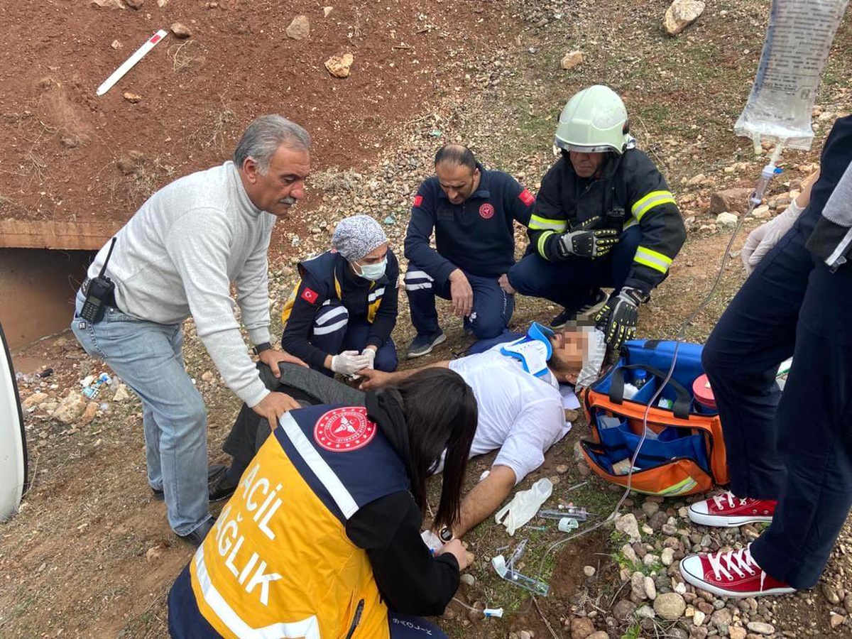 Siirt\'te otomobilin devrilmesi sonucu 3 kişi yaralandı