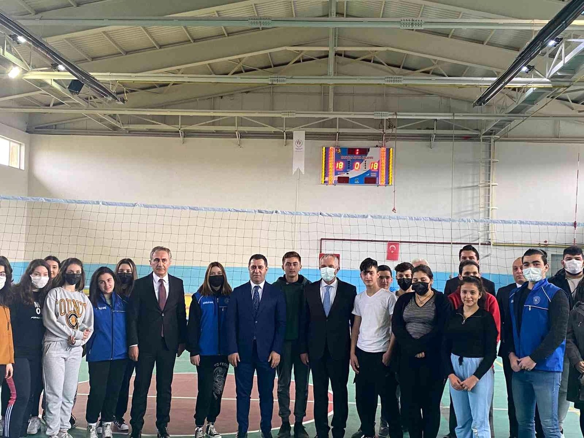 Spor Toto Teşkilat Başkanı Bünyamin Bozgeyik, Manyas\'ta yapımı süren tesisleri gezdi