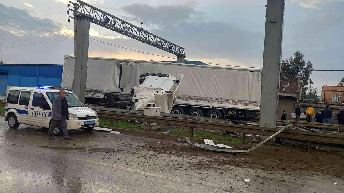 Tarsus\'ta trafik kazası: 2 yaralı