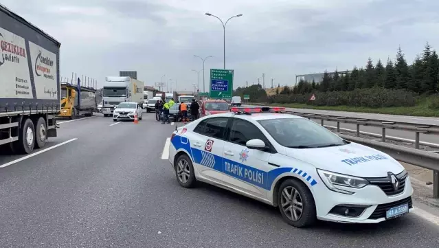 Son dakika haberi: Sol şeritte duran araç zincirleme kazaya sebep oldu... 3 araç birbirine girdi