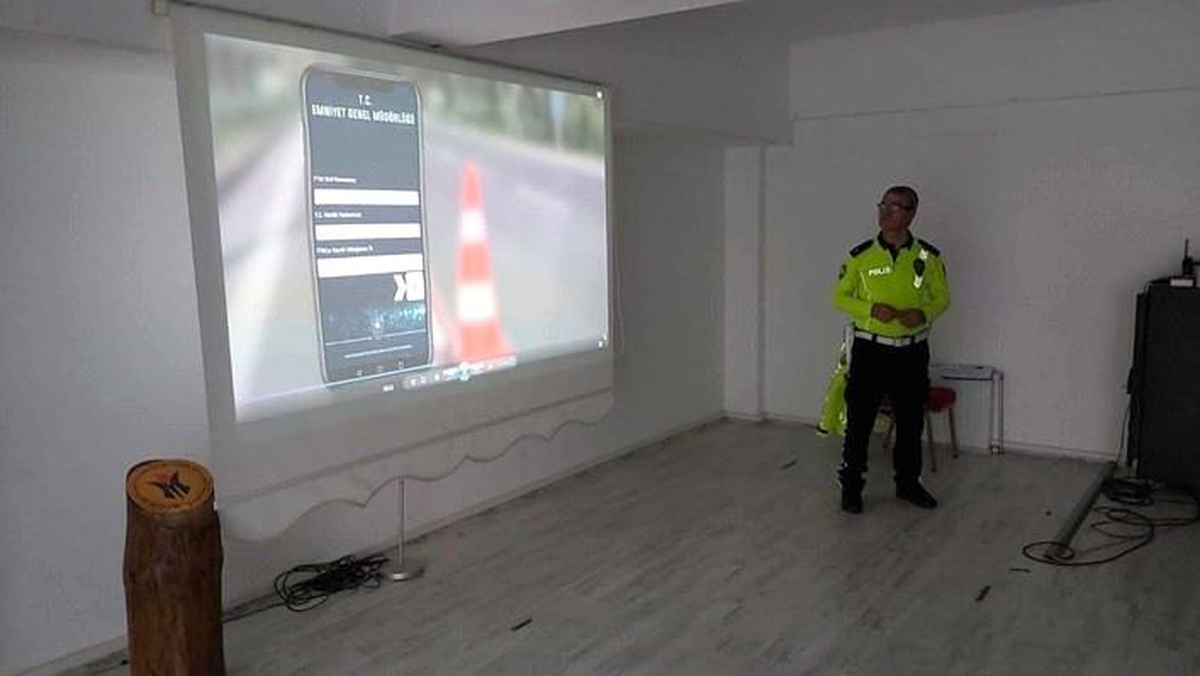 Trafik polislerinden öğrencilere eğitim