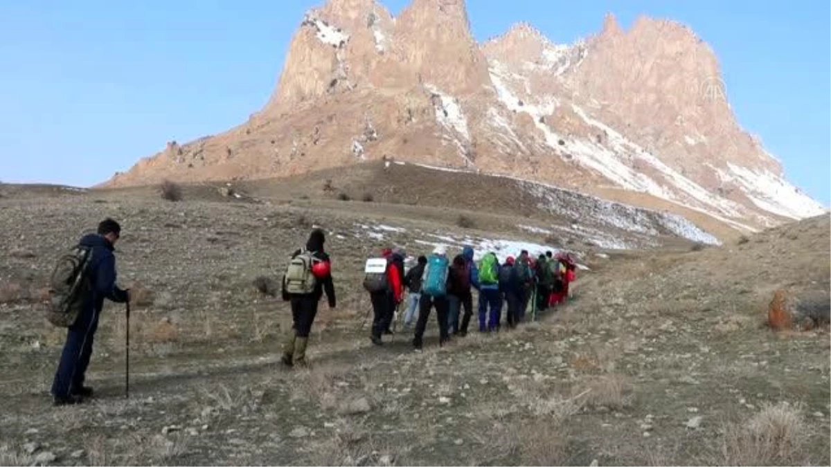 Türkiye ve Azerbaycanlı dağcılar Hocalı Şehitleri için Haça Dağı\'na tırmandı