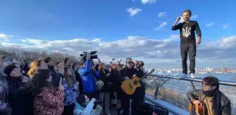 Ukraynalı ünlü şarkıcıdan, köprü korkuluklarında askerlere destek konseri