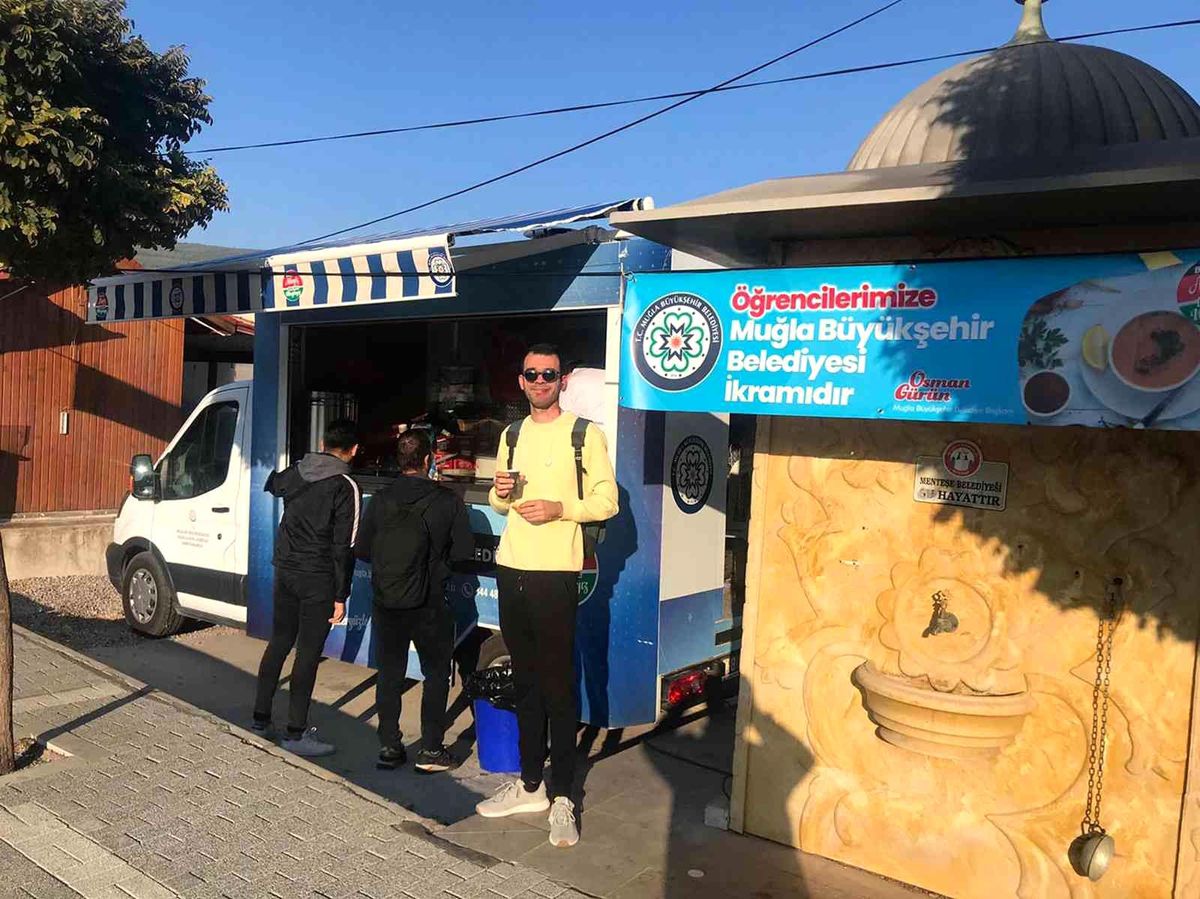Üniversite öğrencilerine çorba dağıtımı devam ediyor