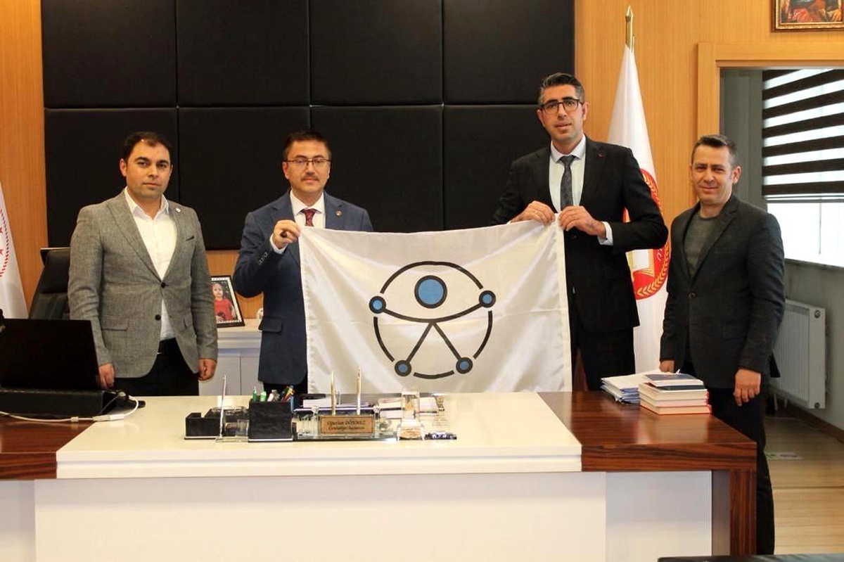 Van Adliyesine "Erişilebilir Adliye" logolu bayrak