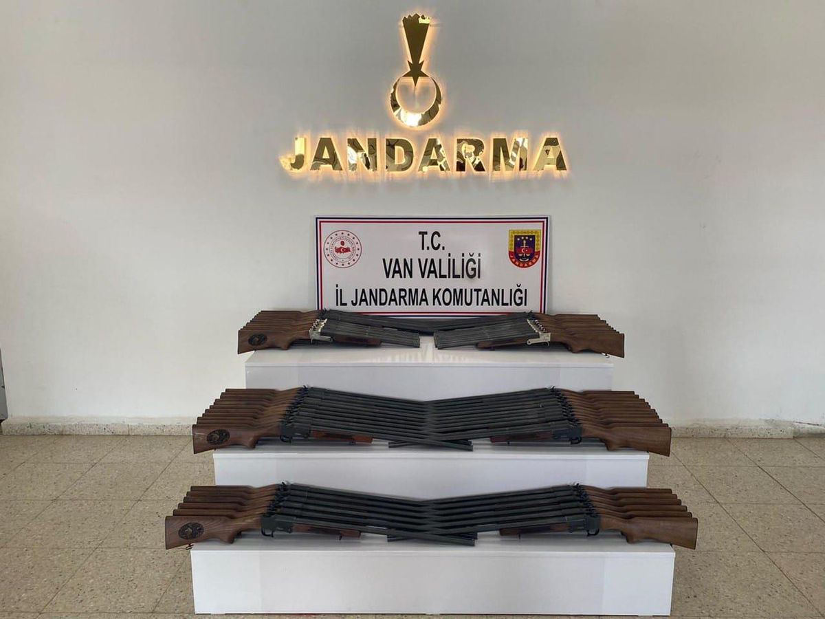 Van\'da bir araçta 60 av tüfeği ele geçirildi
