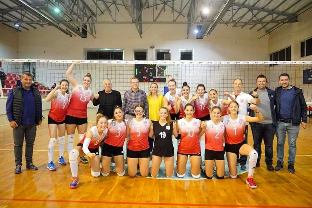 Voleybolda Ayvalıkgücü lige damgasını vurdu