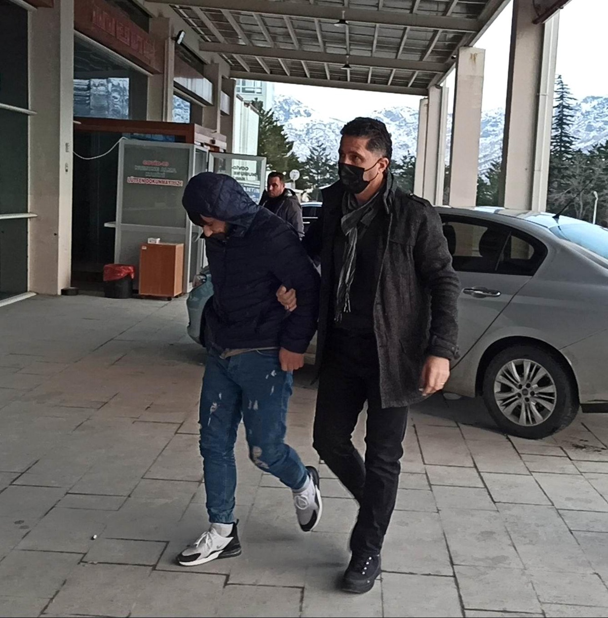 Yolcu otobüsünde bacağına sarılı eroinle yakalandı