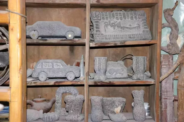 Karacadağ eteklerinden topladığı taşları sanat eserine dönüştürüyor