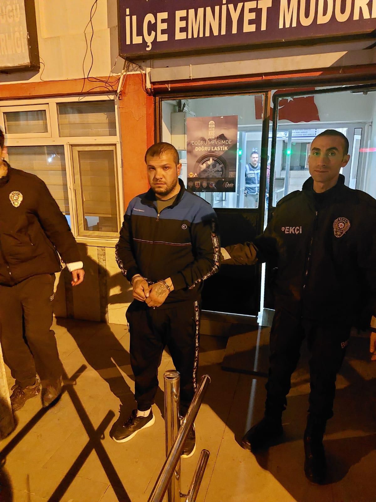 Afyonkarahisar\'da otomobilden hırsızlık yaptığı öne sürülen şüpheli yakalandı