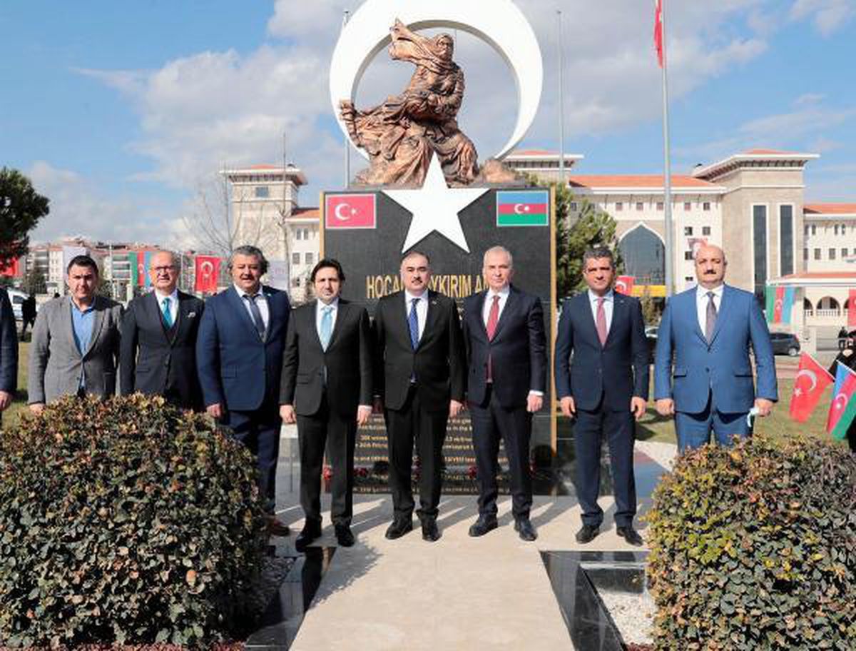 AZERBAYCAN BÜYÜKELÇİSİ'NDEN HOCALI SOYKIRIMI ANITI'NA KIRMIZI KARANFİL